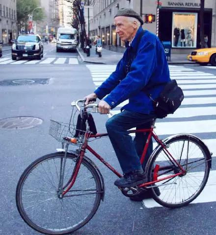 城内的人迷茫城外的人慌张,城里的人不懂城外人的快乐