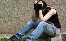 灰指甲一个传染俩是传染别人吗,灰指甲好多年了也不传染该怎么治