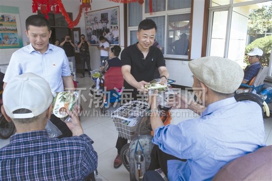 锦源福公司献爱心送粽子情暖截瘫疗养院