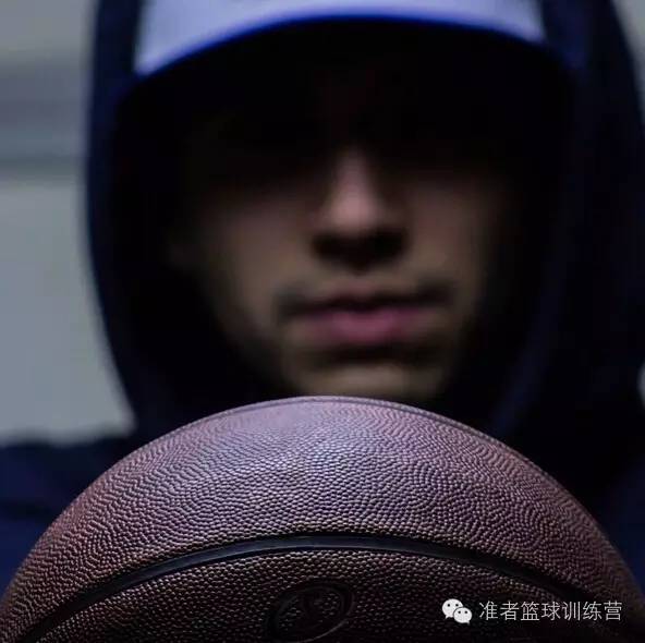 篮球是不是拿来踢的,篮球是用来打的不是用来踢