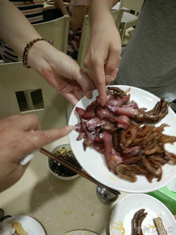 网友在火锅店吃出蓝环章鱼,网友疑似在餐厅吃出蓝环章鱼