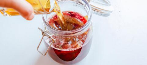 夏日饮品冰镇一下口感,薄荷柠檬冰爽茶饮料