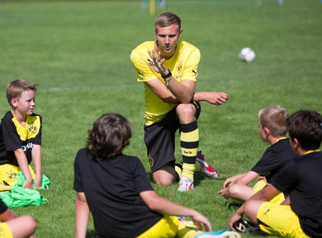 当教练蹲下来以孩子的视线去阅读比赛多特蒙德青训教练在金水