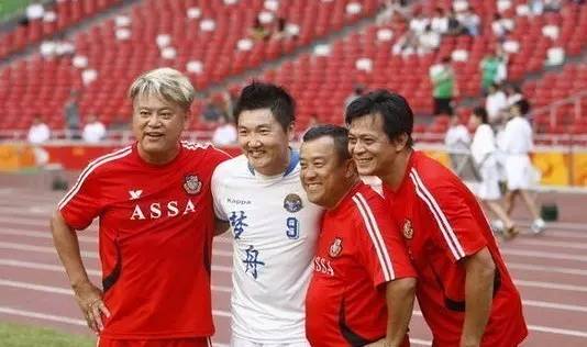 鹿晗踢球明星队,鹿晗踢球什么水平