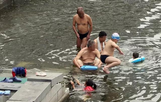 海河变成了大澡堂，游泳就游泳，你打胰子就不好了吧！