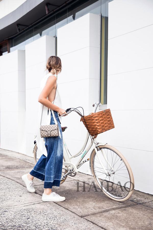 白T桖+牛仔裤，最简单品如何穿出明星范？