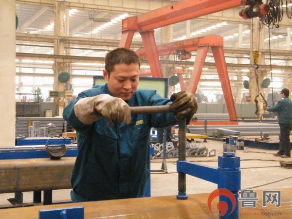 “慢钳工”李彬一把钳子拧出“大国重器”