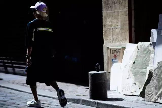 城里的人不懂城外人的快乐,城外的人原文