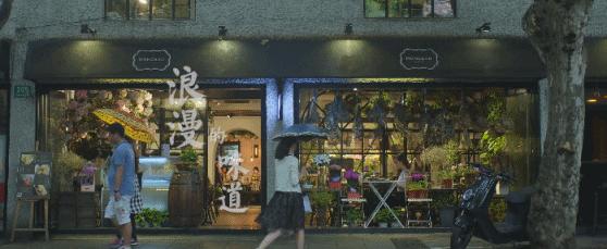 这位当过服装设计师的餐厅老板,搬了一座巴黎花园到餐厅,女孩们