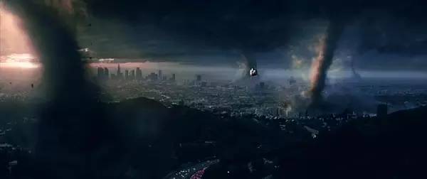 龙卷风来临时在室外避险自救方法,如果我们被龙卷风吸入了如何自救