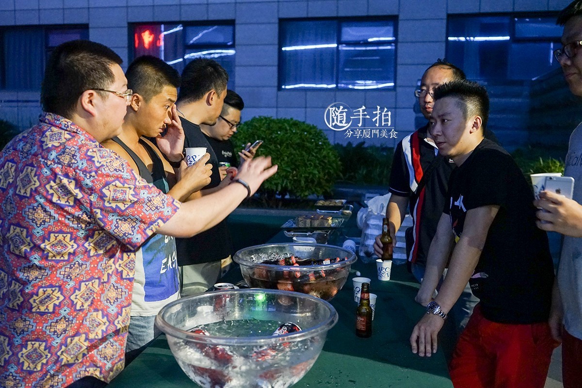 今晚有毒|这妹纸喝了“断片*身失**酒”！结果。。。