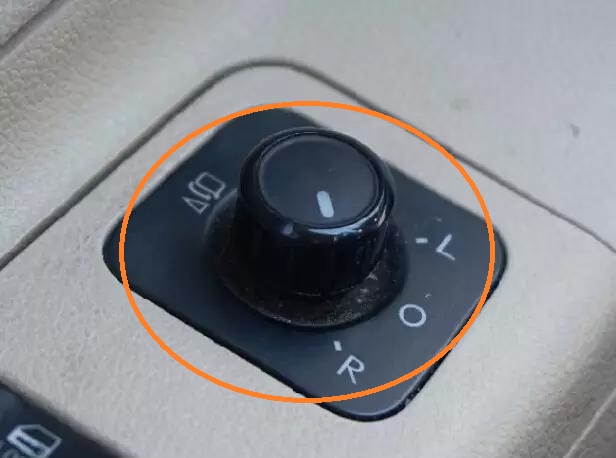 手动挡路边停车的正确步骤,路边停车技巧30公分