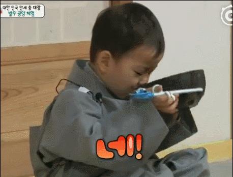 躲过宋仲基没躲过宋明国！那些年刷爆我们表情包的萌娃们