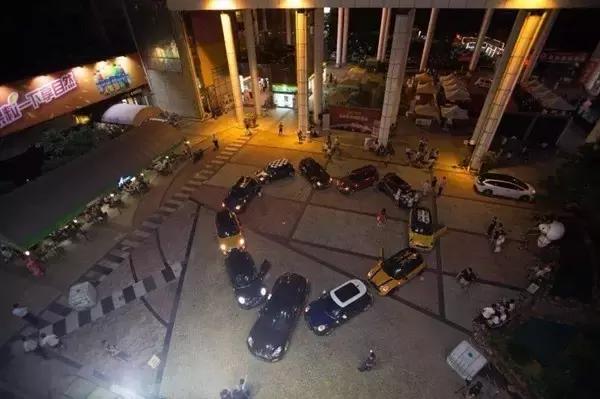 90后霸道总裁闯入军训！开跑车进校园“求婚”大一女友！