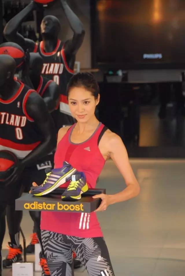 型男健身腹肌,健美肌肉男是靠练出来的吗