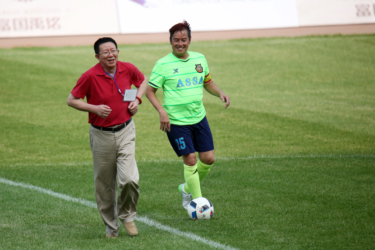 香港明星足球队中山公益赛,香港明星足球队谭咏麟表演视频