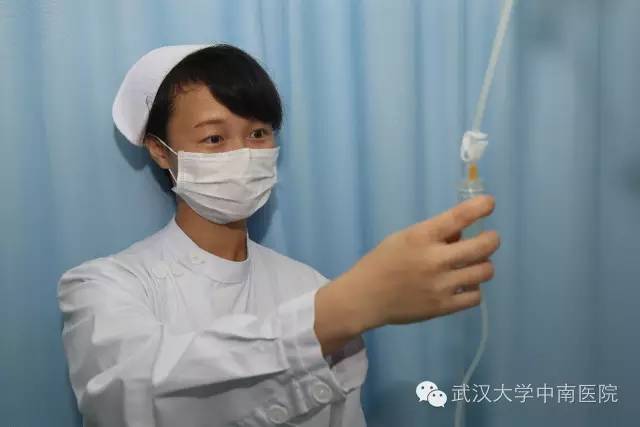 致敬暴雨时守护我们的人,致敬在暴雨中的坚守