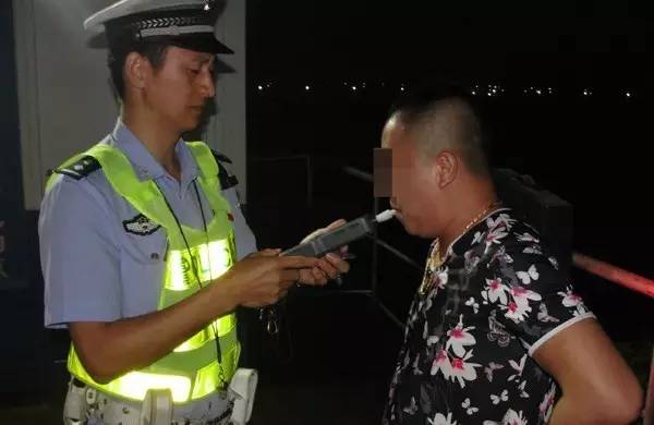 东莞一男子凌晨开车路过珠海被交警抓了！昨晚球赛结束发生这么多奇葩事!