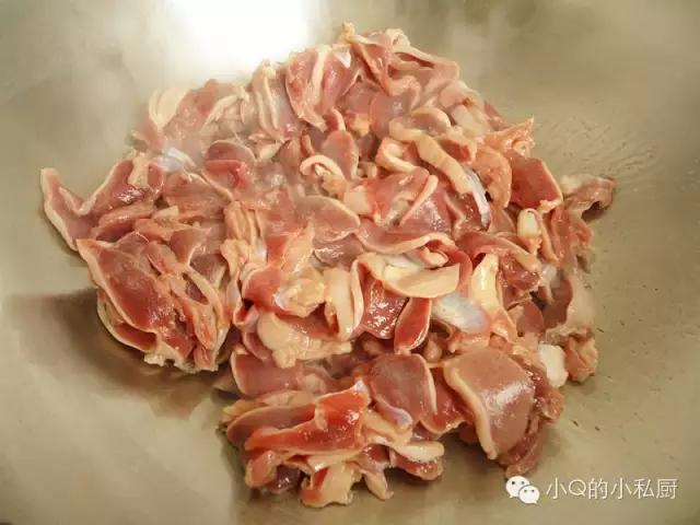 爆炒鸡胗的做法家常,辣椒爆炒鸡胗花