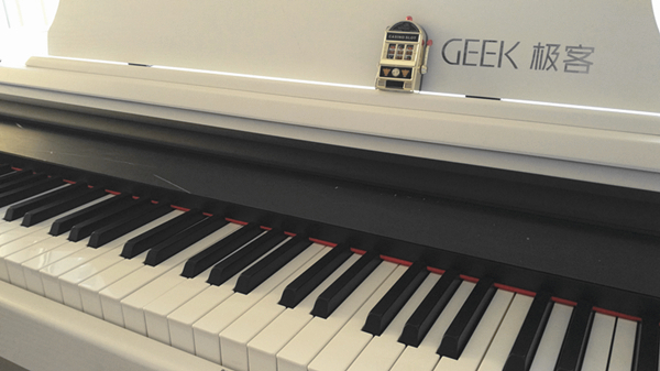GEEK智能钢琴初体验：不会五线谱也要弹钢琴？