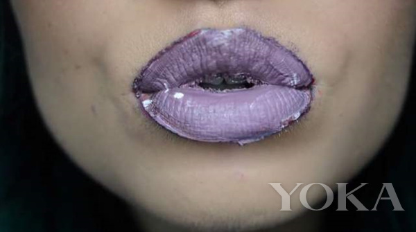 1星期千万收视:在嘴唇上涂抹100层唇彩会怎样?