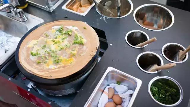 摊煎饼果子的技术视频,美国煎饼做法