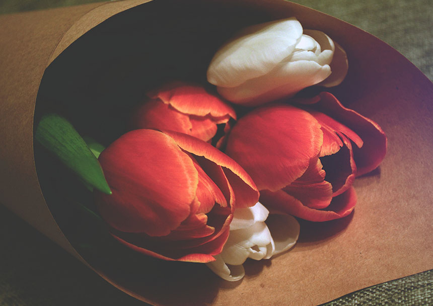 心上人手捧玫瑰表白她狂喜，看清他锁骨上的黑痣后她浑身颤抖