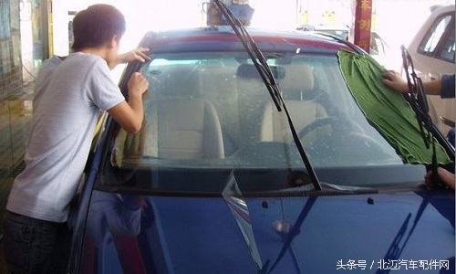 汽车贴膜后有气泡是怎么回事,汽车玻璃贴膜有气泡怎么办