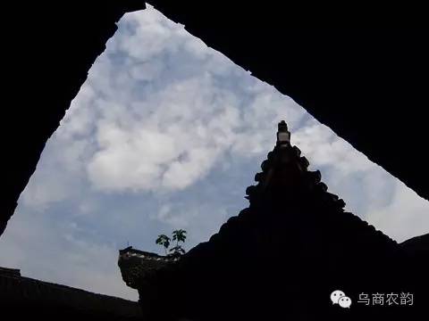 义乌这座老宅横梁的小鱼会变色，随天气一变一个准，你说神不神？