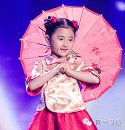 《天将雄狮》成龙的搭档小王子帅萌亮相!吕薇、赵忠祥节目现场吃西瓜