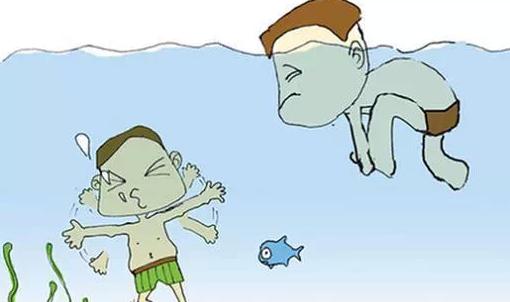 一熊孩子玩水管反被水管卡住,福建三明熊小孩