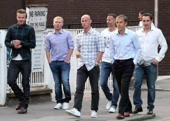 他们就这样坐在那条叫做青春的河流两岸相互看着对方