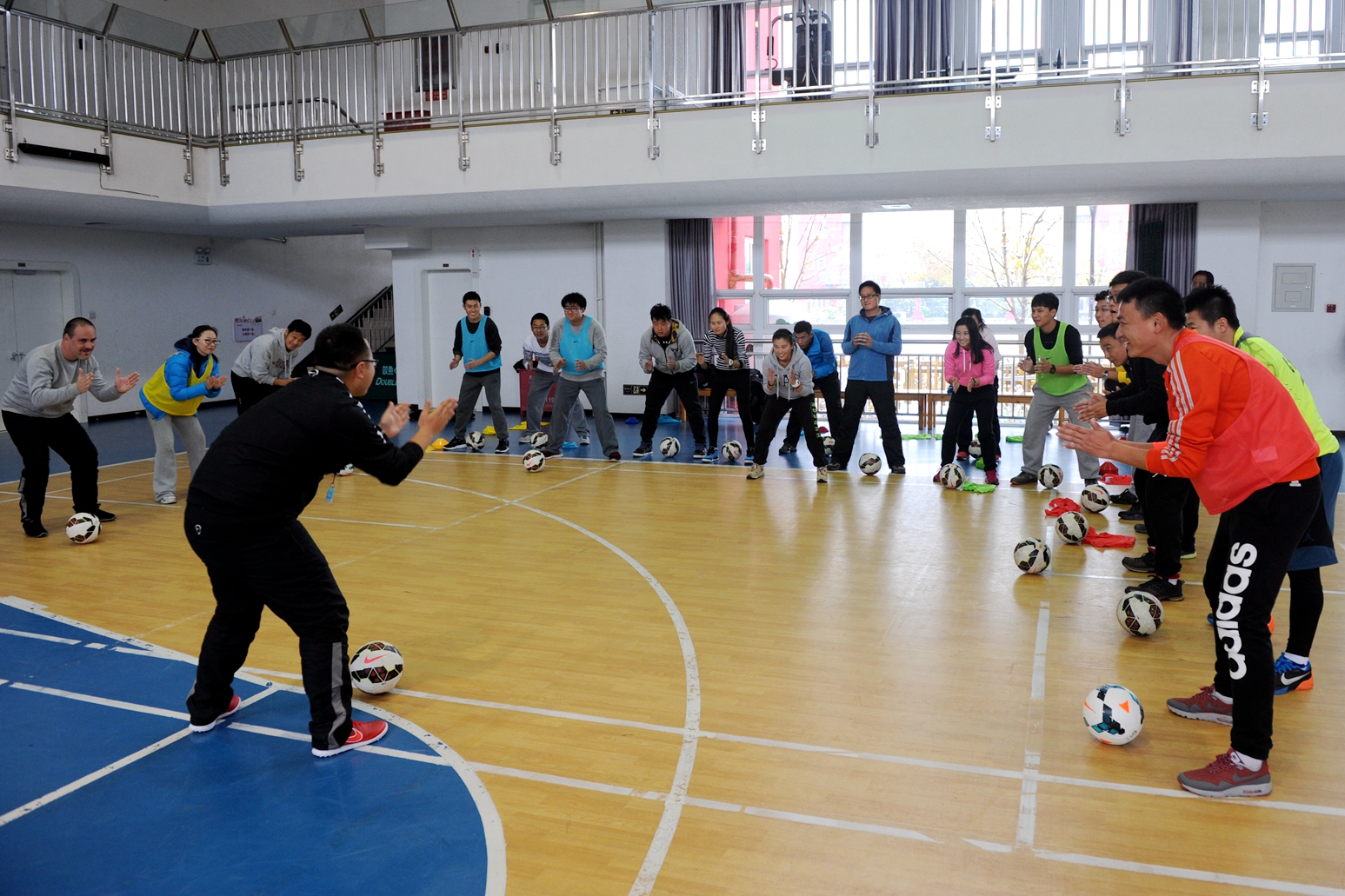 上好一节体育课分为几个步骤,高中第一节足球课该怎么上