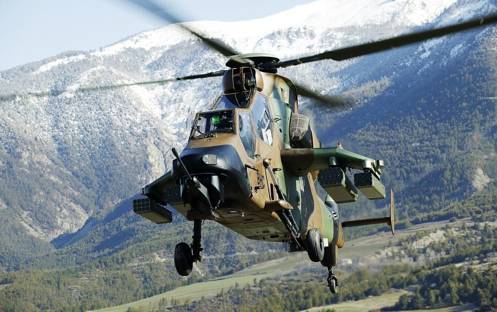 首款阿帕奇武装直升飞机,阿帕奇和中国最新武装直升机对比