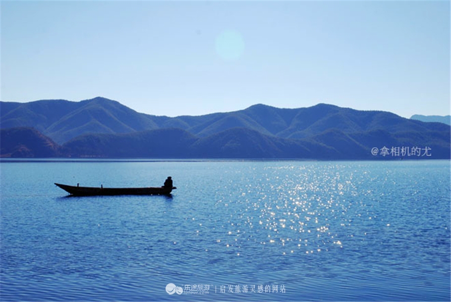 一个女孩一个相机,一个女的拿着单反相机旅游