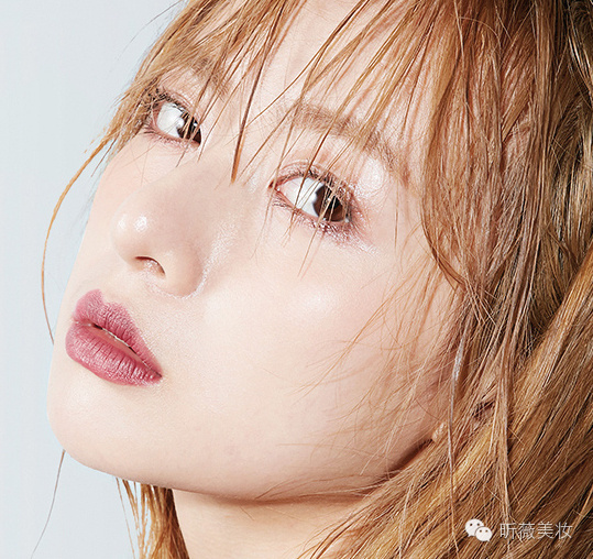 黑加仑紫色配怎样的妆容,淡淡的大红唇妆容