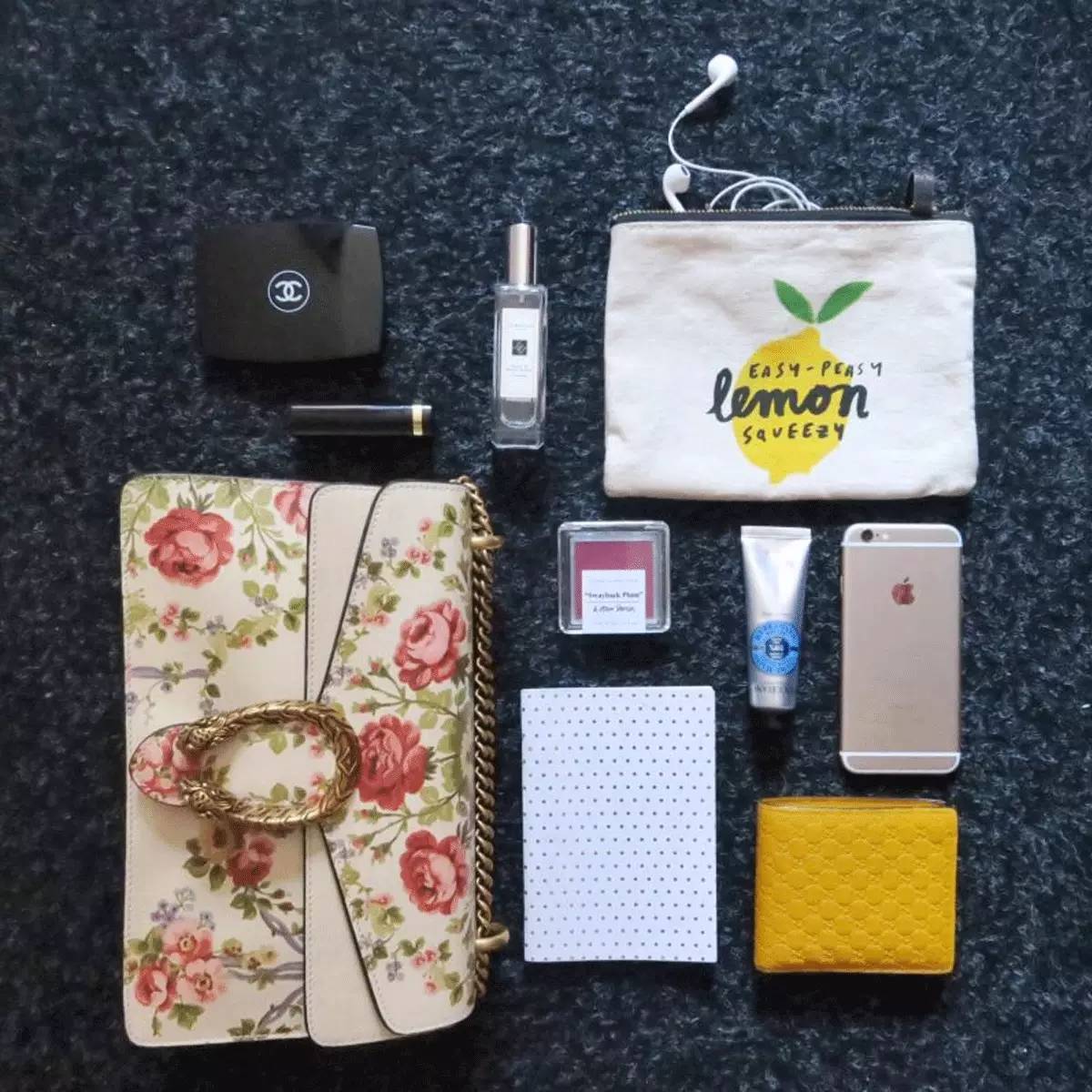 粉丝寄来了一箱包包,粉丝发来的包裹