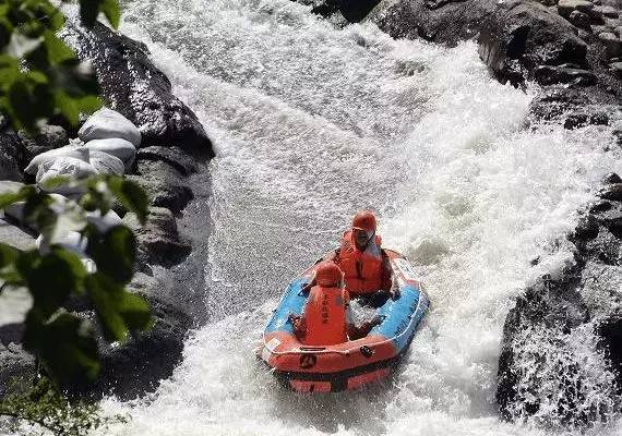 山间漂流避暑旅游,浙江深山避暑天堂住木屋