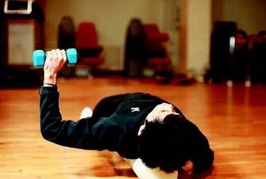 左右胸肌不对称怎么矫正,脊柱侧弯胸肌不对称矫正