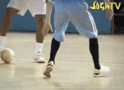 如何在足球球场上装x,在家就能练的足球技巧增加球感