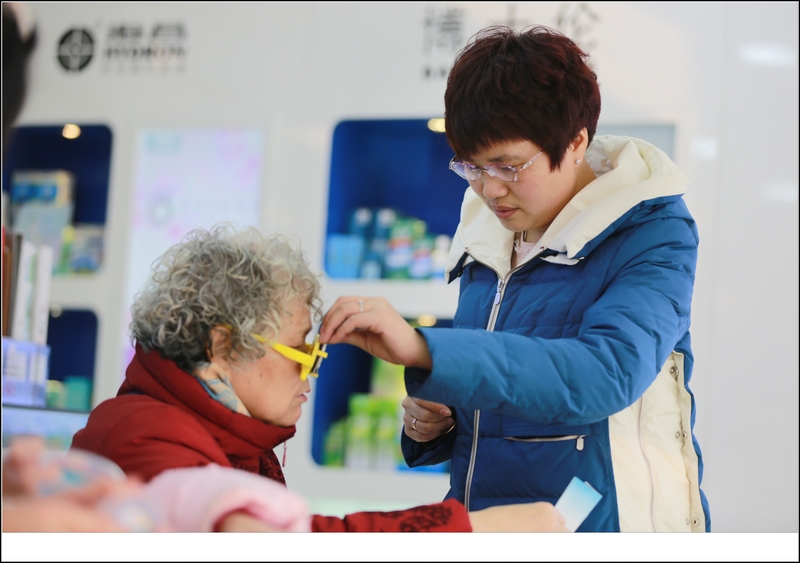 晶体植入前多久不能戴隐形眼镜,多少岁以后就不能戴隐形眼镜了