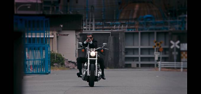 老牛吃嫩草!退休老警察凭什么获得年轻美少女疯狂垂青?