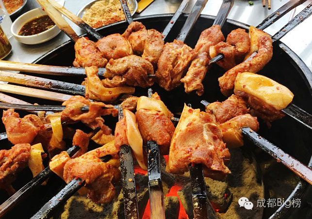 这个挨着成都建设巷的新新社区，看起来好像很好吃。