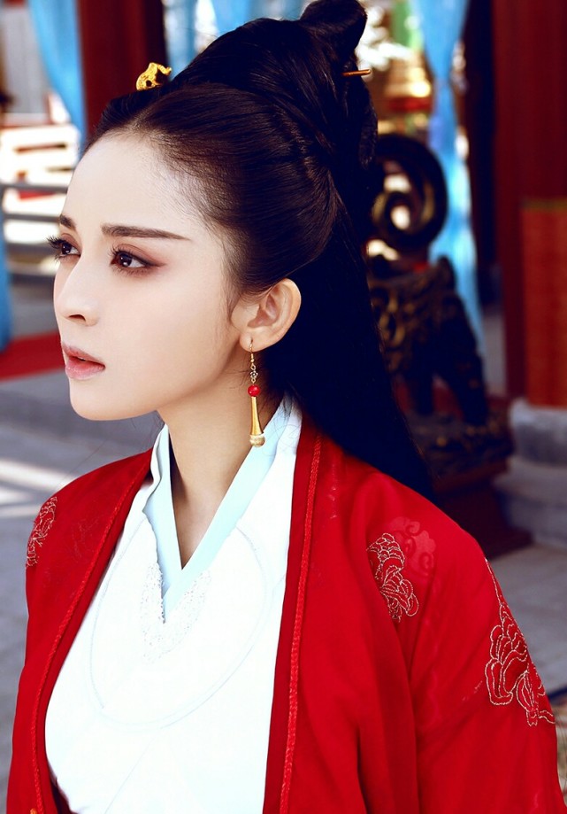 新疆姑娘认为迪丽热巴和娜扎谁美,娜扎和迪丽热巴是同一个地方的人