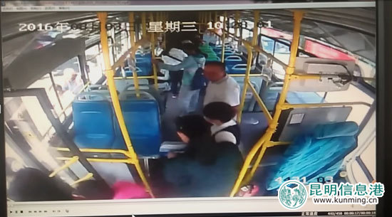 男子车上突然晕倒吐血54路驾驶员配合女民警果断处置