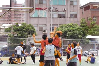 野球场如何避免小动作,当在野球场遇到脾气很大的人