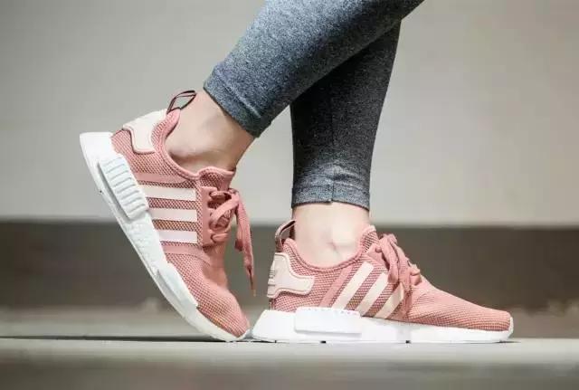 忘记你的小白鞋吧！现在是小粉鞋当道