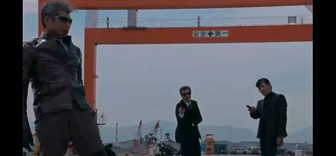 老牛吃嫩草!退休老警察凭什么获得年轻美少女疯狂垂青?