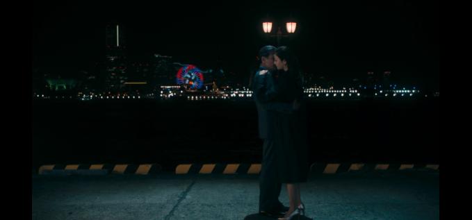 老牛吃嫩草!退休老警察凭什么获得年轻美少女疯狂垂青?