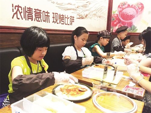 快乐多亲情浓——小记者家庭走进玛格利塔制作披萨